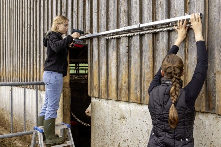 Bohrer, Elektrowerkzeug, Metallstange, Kollegen, Arbeitshandschuhe