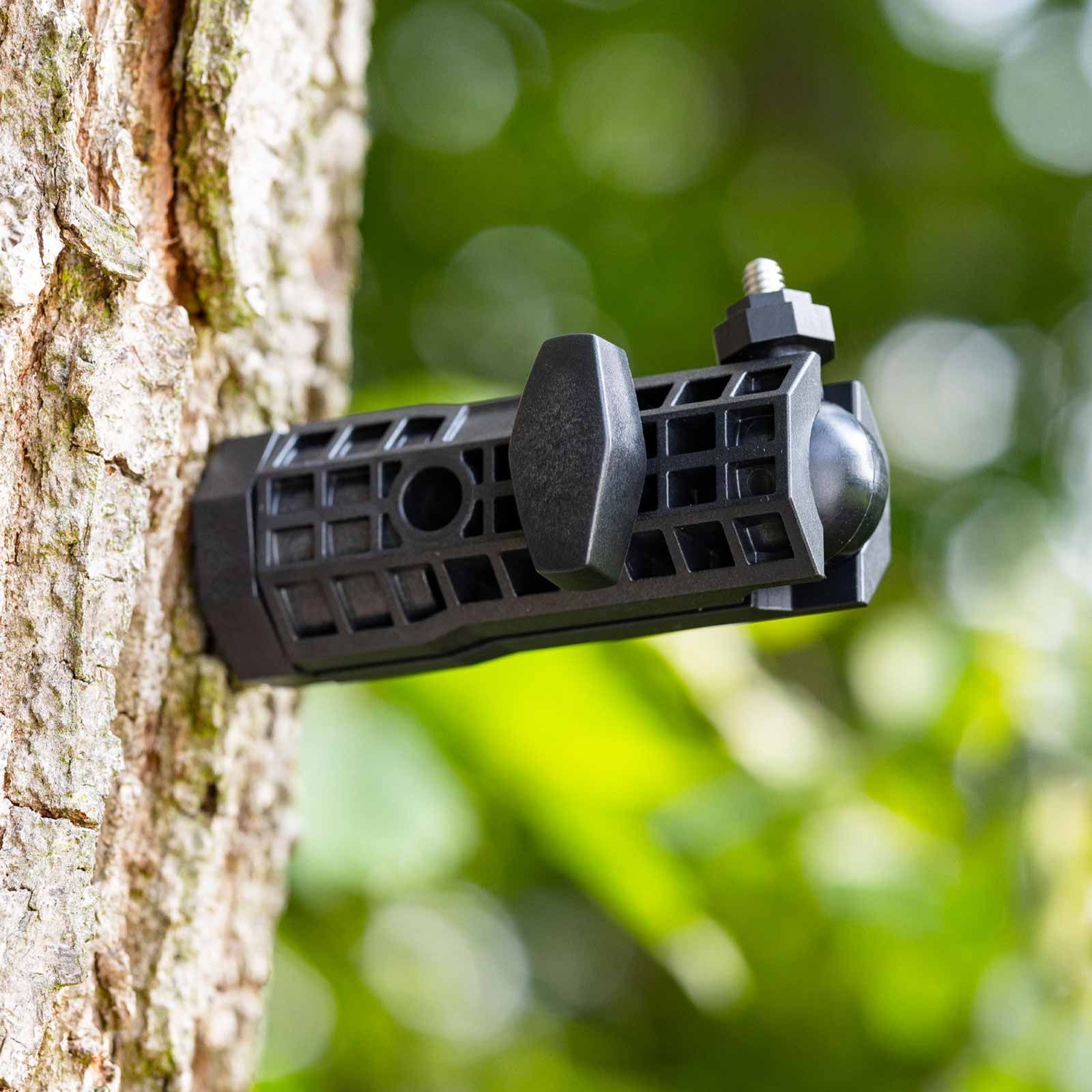 Spypoint Montageschraube MA-500 für Wildkameras, 360° drehbar, im Einsatz
