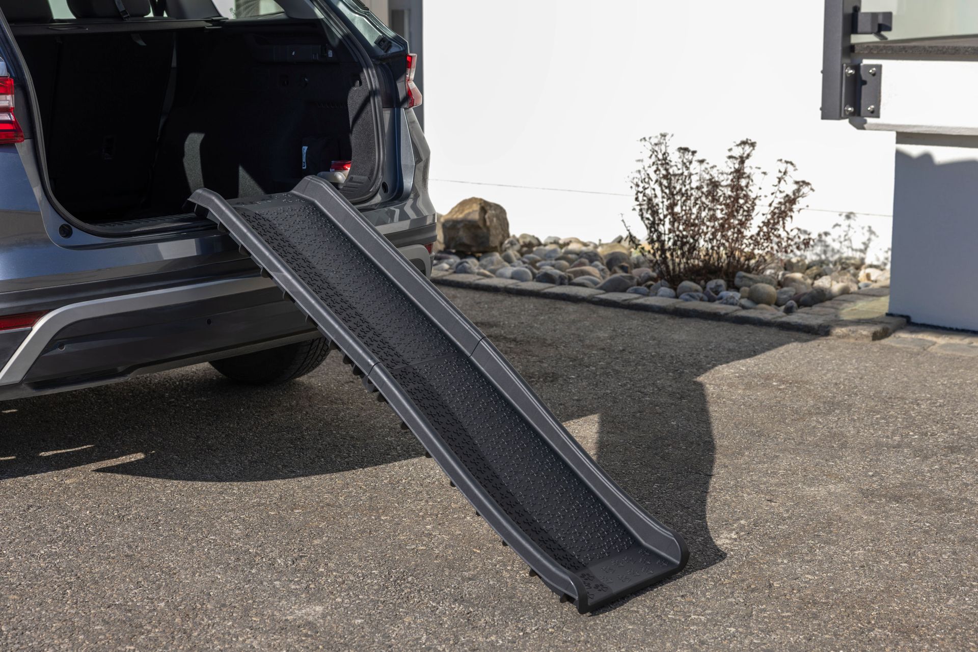 Kerbl Hunderampe klappbar, Einstiegshilfe, 157 x 40 cm, schwarz, im Einsatz