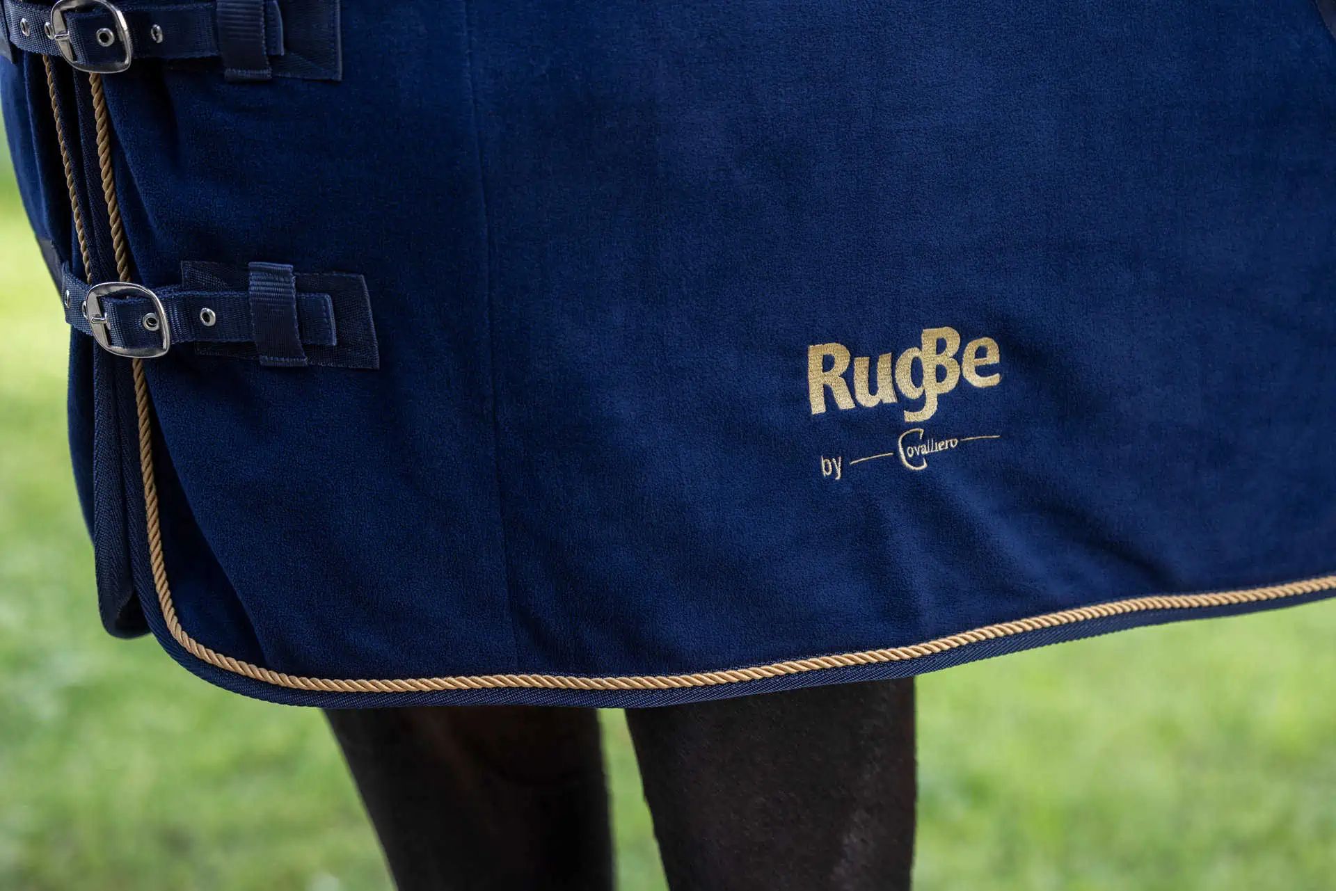 Covalliero Coperta in Pile RugBe Royal, Copertina Antisudore con Collo Teddy, dettaglio, logo